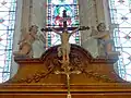Christ en croix et anges adorateurs devant le chevet.