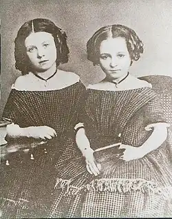 photographie en noir et blanc de deux fillettes.