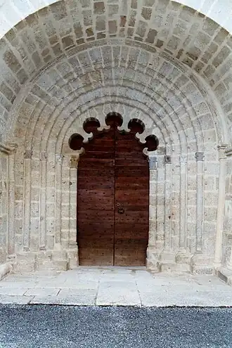 Trois tores ininterrompus mais avec chapiteaux sans tailloir (portail de l'église Saint-Martin de Margerides, Corrèze).