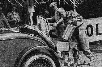 Marguerite Mareuse, future 7e avec Odette Siko, ravitaille leur Bugatti T40 aux 24 Heures du Mans 1930.