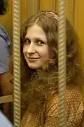 Les Pussy Riot au tribunal, de gauche à droite : Nadejda Tolokonnikova, Maria Alekhina, et Ekaterina Samoutsevitch.