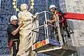 Retrait de la copie de la statue de la Vierge Marie de son emplacement temporaire à côté de l'église de Tyn, 4 juin 2020