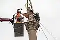 Le sculpteur Petr Váňa place la statue de la Vierge Marie sur la réplique de la colonne mariale, le 4 juin 2020