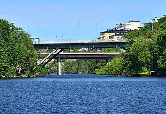 Mariebergsbron vu de Mariebergssundet en 2013. Le Fredhällsbron en arrière-plan.
