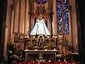 Autel secondaire de la Pièta (Marie tenant Jésus). L'habit est changé en fonction des fêtes mariales.