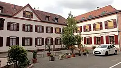 Cour devant le prieuré.
