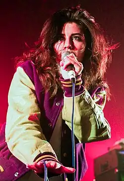 Marina and the Diamonds chantant sur scène.