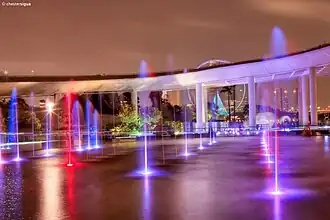 Fontaines au barrage de Marina Barrage la nuit.