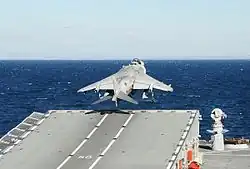 Décollage d'un AV-8B depuis le Cavour.
