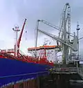 Bras de chargement marine connecté à un bateau.
