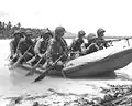 Débarquement sur Pavuvu dans les îles Salomon à bord d'un canot pneumatique en février 1943