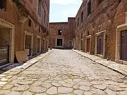 Entrées de boutiques (taberna) supérieures sur la via Biberatica
