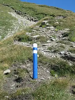 Le trajet est confirmé par des marquages blanc-bleu-blanc.