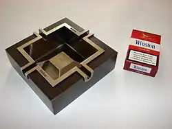 Un cendrier et un paquet de cigarettes Winston.