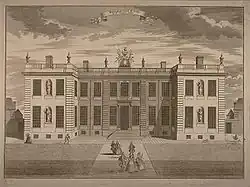 Gravure en noir et blanc d'un bâtiment en U, à un étage. En premier plan, une allée y mène.