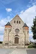 La façade de l'église flanquée de ses deux échauguettes.
