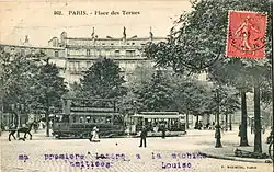 Autre vue d'une rame de tramway de la CGO devant la station de métro.