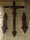 Le calvaire : le Christ, la Vierge et saint Jean.