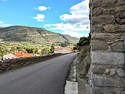 Le village de Marquixanes sur son affleurement de granit.