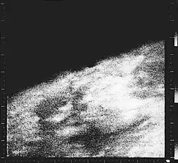 La première image de la planète Mars acquise, couvrant 300 (largeur) × 1&nbsp;200&nbsp;km (du limbe au bas de la photo).