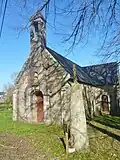 La chapelle Notre-Dame-de-Lanriot et la stèle christianisée datant de l'Âge du fer.
