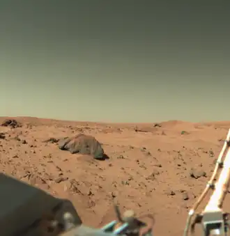 Photo prise par Viking Lander 1 le 11 février 1978. Le rocher situé à gauche mesure 2&nbsp;mètres de large.