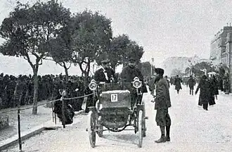 Une autre arrivée à Nice, un peu plus loin de la tribune (voiture n°17);