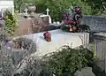 La tombe de Marcel Pagnol dans le cimetière du village.