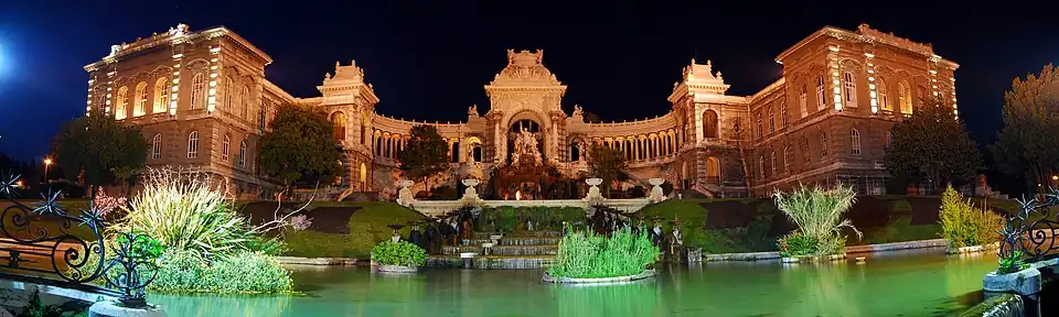 Site sous des illuminations lors d'une fête