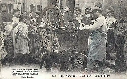 Rémouleur (amoulaire) à Marseille au début du XXe&nbsp;siècle.