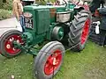 Tracteur Marshall de 1942, semi-diesel sans boule chaude, à compression améliorée. Le démarrage à froid nécessitait une mèche au salpêtre ou une cartouche explosive.