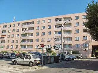 Les HLM du tournage, place Auguste Renoir à Martigues.