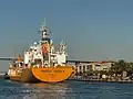 Viaduc de Martigues, A55, tanker Tessa Kosan (Île de Man) et médiathèque Louis Aragon.