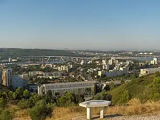 Le viaduc de Martigues sur le canal de Caronte.Au fond à droite, le complexe pétrochimique de Lavéra.