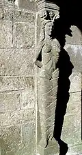 La Martyre : l'ossuaire, cariatide.