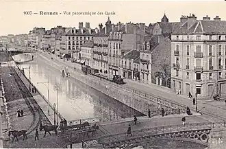 Train mixte sur les quais de Rennes.
