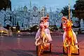 Mary Poppins et Bert devant It's a Small World