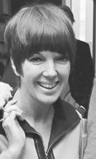 Portrait en noir et blanc de Mary Quant.