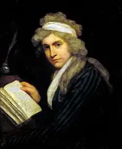 Une lectrice, de profil, songeant à sa lecture, lève les yeux sans regarder le spectateur.