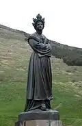 Autre statue de la Vierge seule.