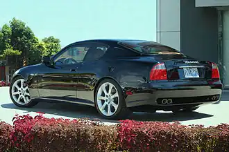 Une Maserati Coupé noire immatriculée au Salvador.