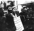 L'ancien combattant Kirill Trus (environ 45 ans, barbu), Mache Brouskina (17 ans), Volodia Chtcherbatsevitch (16 ans, casquette blanche).