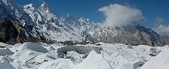 Le sommet double du Mandu Kangri, au centre de l'image, à droite du Masherbrum (7 821 m) au centre.