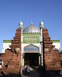 Le candi bentar de style Majapahit de la mosquée Menara Kudus .