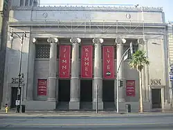 Au no&nbsp;6840 : El Capitan Theater (1922), architecte John C. Austin&nbsp;(en).