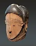 Masque heaume ngontang. M’fan. République gabonaise, 19e s. Bois, pigments dont kaolin, laiton, fragment de miroir. H. 31&nbsp;cm