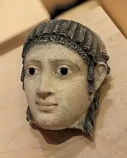 Masque de momie. Stuc peint, verre. H. 24 cm. Égypte, Ier siècle EC. Louvre,