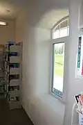 L'intérieur de la bibliothèque en paille