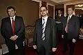 40e anniversaire du Gymnasium de Belgrade. Le Premier Ministre serbe, Vojislav Koštunica, alors Principal et ancien élève du Gymnasium ; prof. dr sci Vladimir Dragović, alors Ministre serbe de l'Éducation prof. dr sci Slobodan Vuksanović, alors Maire de la ville de Belgrade et ancien élève de M. Nenad Bogdanović au Gymnasium.