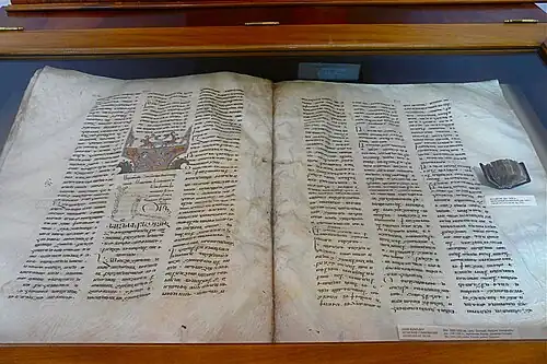 Homéliaire de Mouch, (1200-1202), et calendrier liturgique, XVe&nbsp;siècle respectivement le plus grand et le plus petit des manuscrits arméniens.